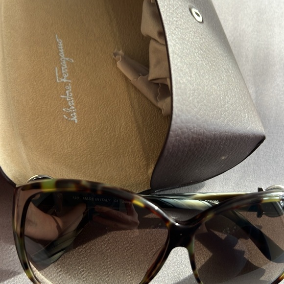 Ferragamo sunglasses - Picture 2 of 7